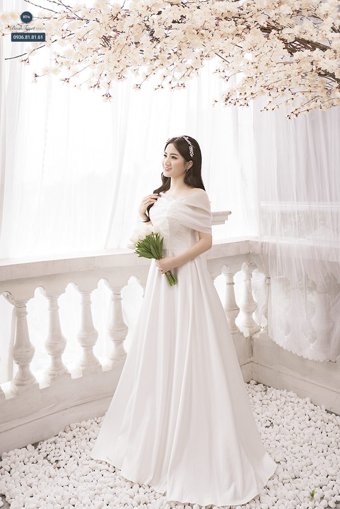chọn váy cưới có chất liệu mỏng nhẹ cho tiệc ngoài trời