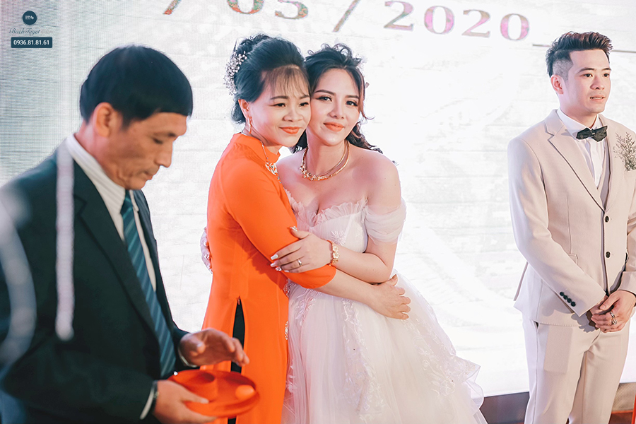 Trao đổi trước với đội ngũ quay phim phóng sự cưới