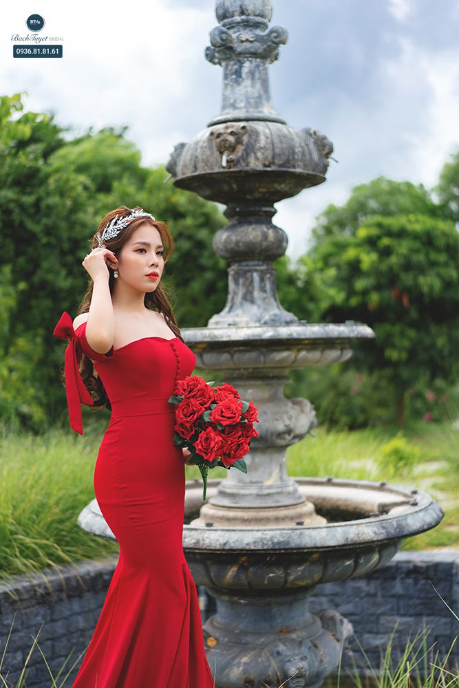 chọn váy cưới có màu sắc nổi bật cho tiệc ngoài trời