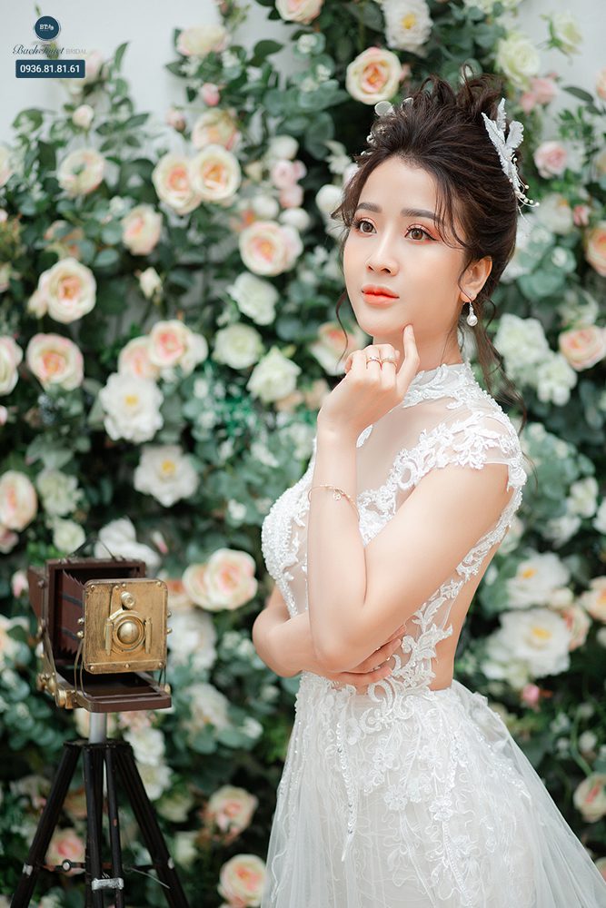 váy cưới hở lưng cho tiệc cưới ngoài trời