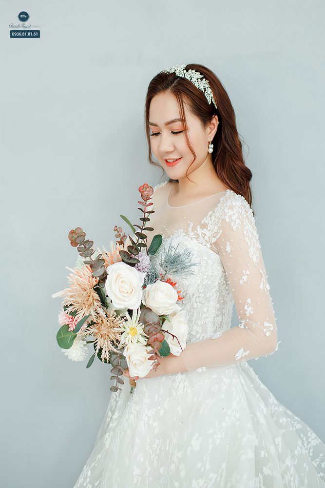 Kiểu tóc xõa dài dịu dàng cho cô dâu ngày ăn hỏi
