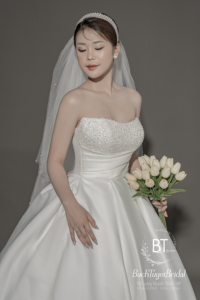 May váy cưới với vải satin