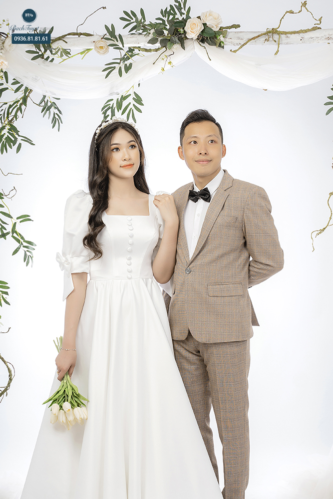 Váy cưới đi bàn từ vải trơn