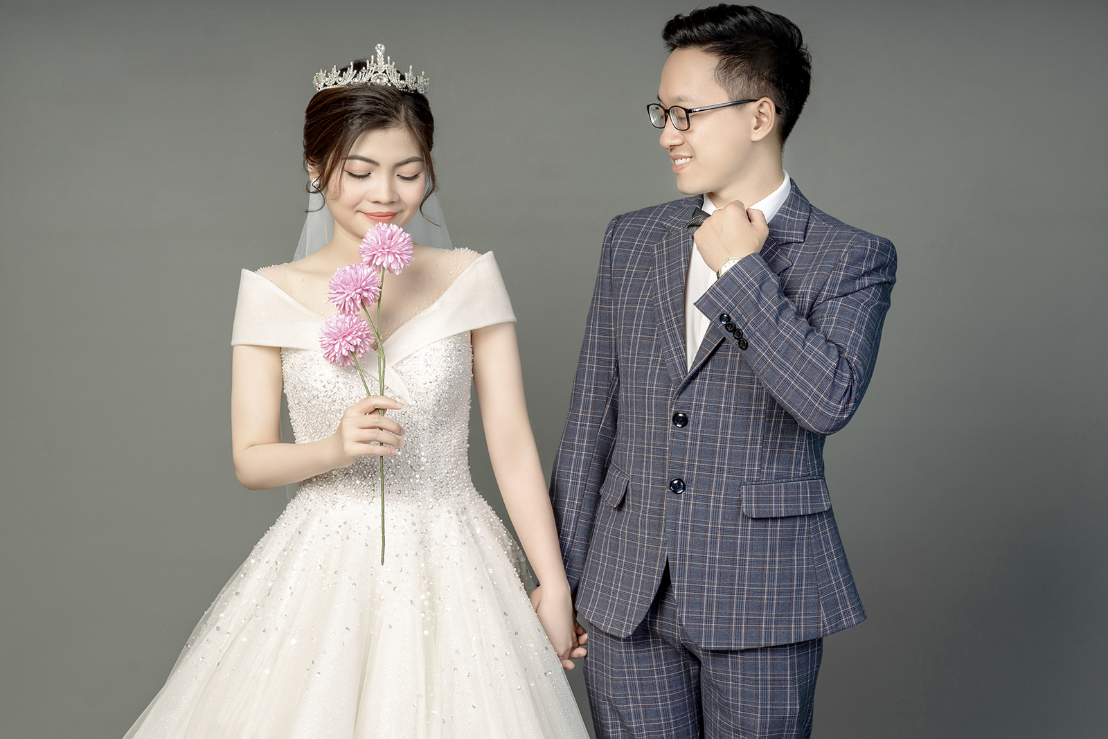 Vest cưới và vest công sở có điểm gì khác biệt? Những lưu ý cần thiết khi chọn vest cưới