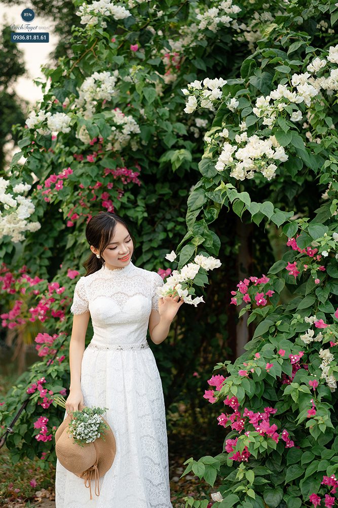 Váy cưới đi bàn dáng suông