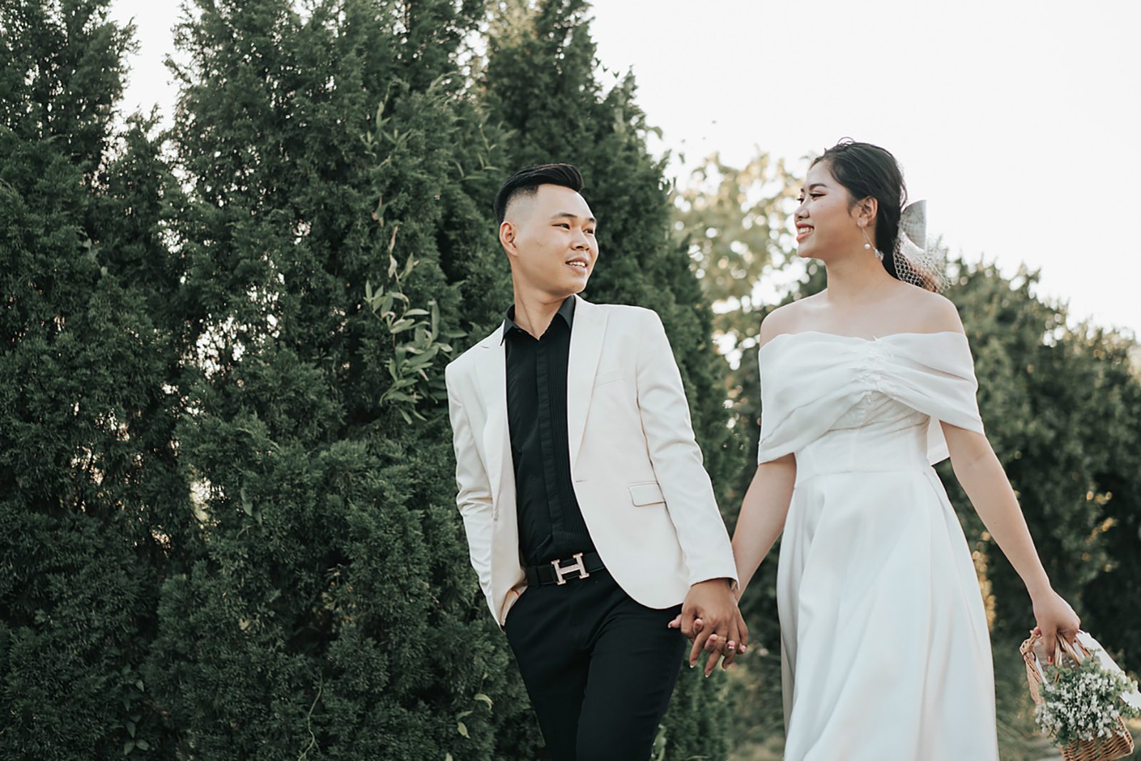 Mách bạn cách chọn vải may vest cưới cho chú rể