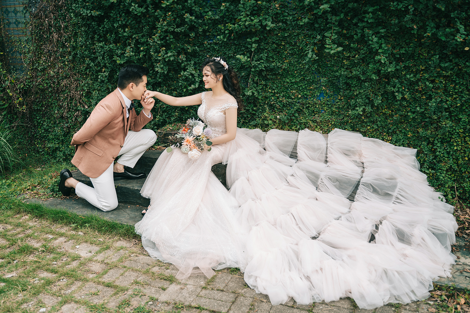 Mách bạn các kiểu hoa cưới cầm tay cô dâu đẹp, tinh tế