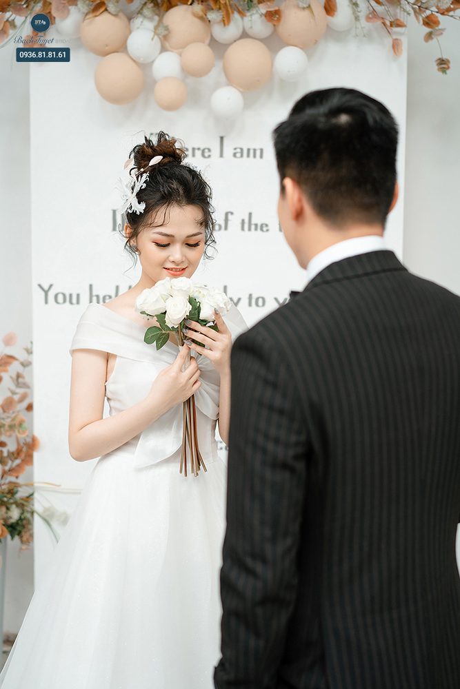 Tham khảo về trang phục cưới và phong cách make up của studio