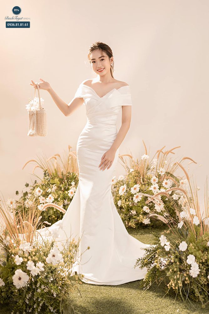 Váy cưới đuôi cá dáng trễ vai