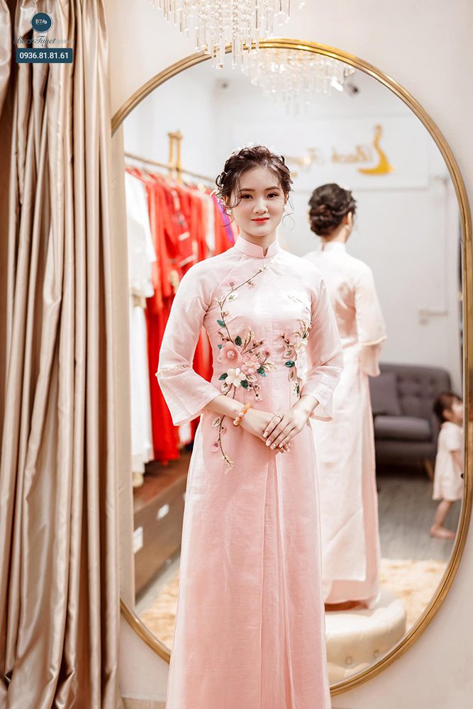 Áo dài cưới có họa tiết nổi