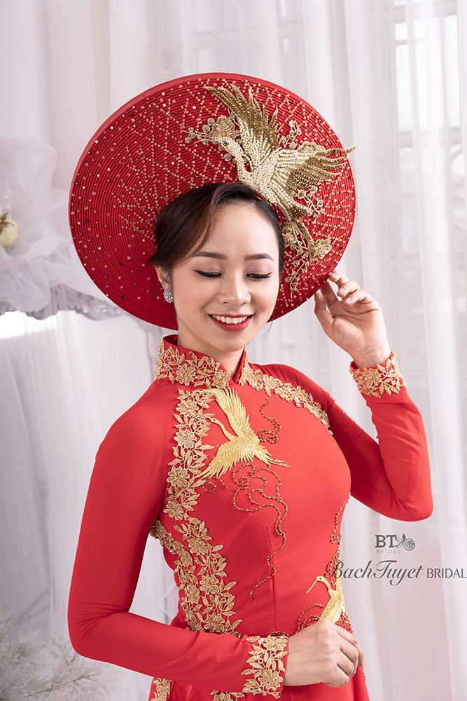 Trang điểm cô dâu mặc áo dài màu đỏ