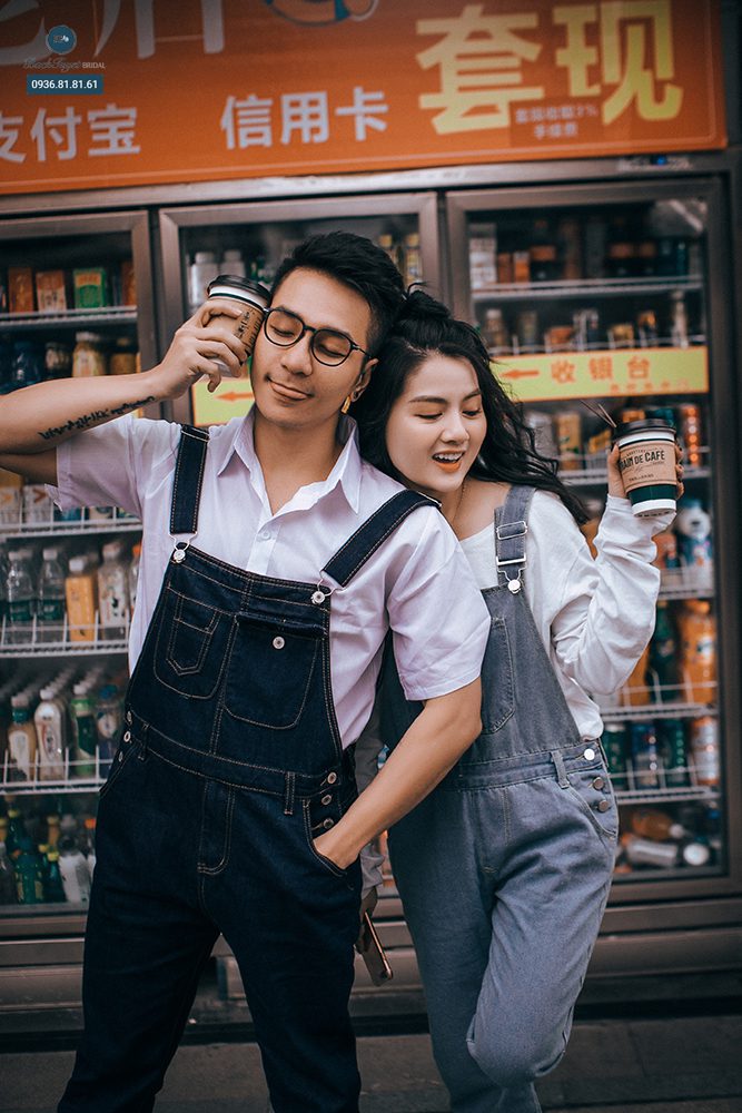 Đồ đôi chụp ảnh cưới trên phố