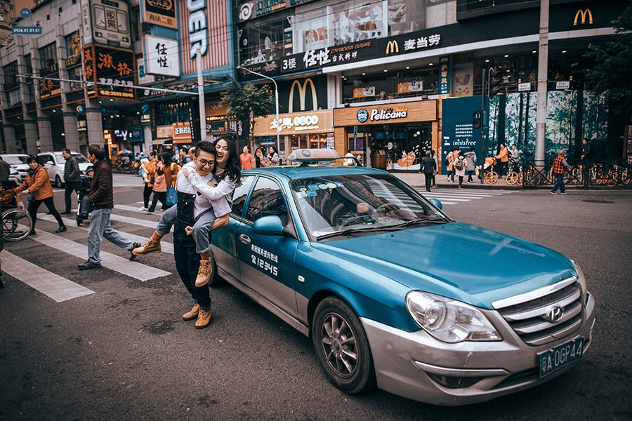Bắt trend chụp ảnh cưới street style, tại sao không? Chụp ảnh cưới street style với góc chụp tự nhiên, đời thường