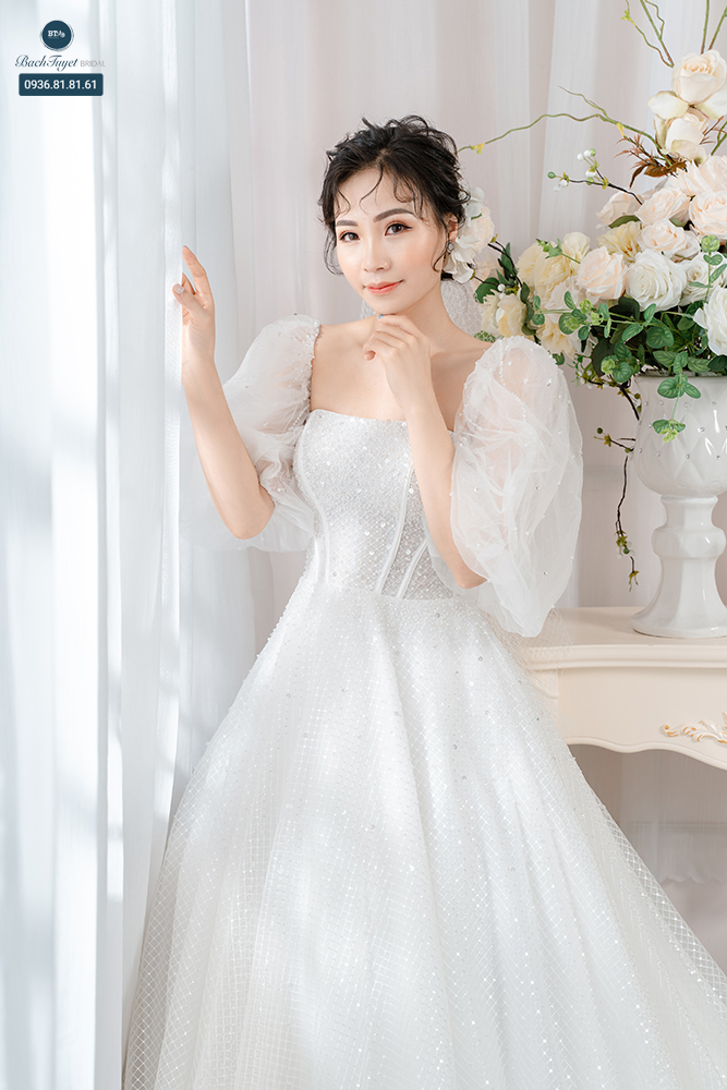 Váy cưới dáng suông tay phồng