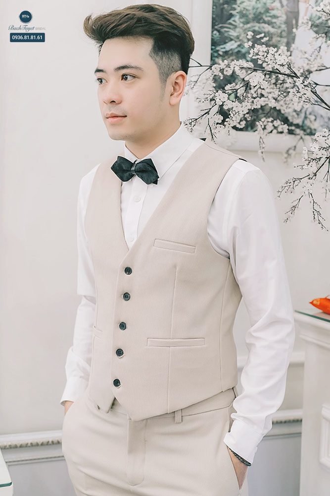Chỉnh lại dáng chân mày cho chú rể