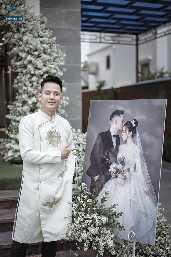 Dùng kem nền làm đều màu và sáng da cho chú rể 