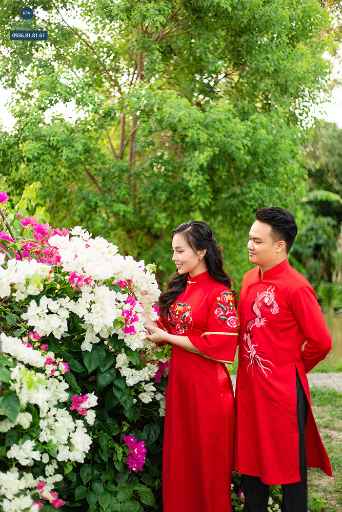 Tạo dáng chụp ảnh cưới đơn giản trong phim trường 