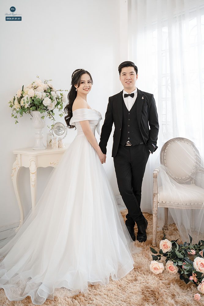 chụp ảnh cưới để cổng trong phim trường 