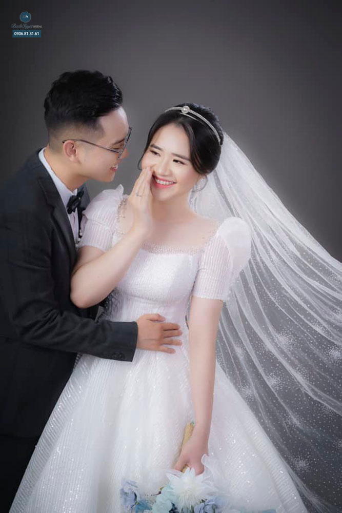 chụp ảnh cưới phông trơn kiểu tự nhiên 