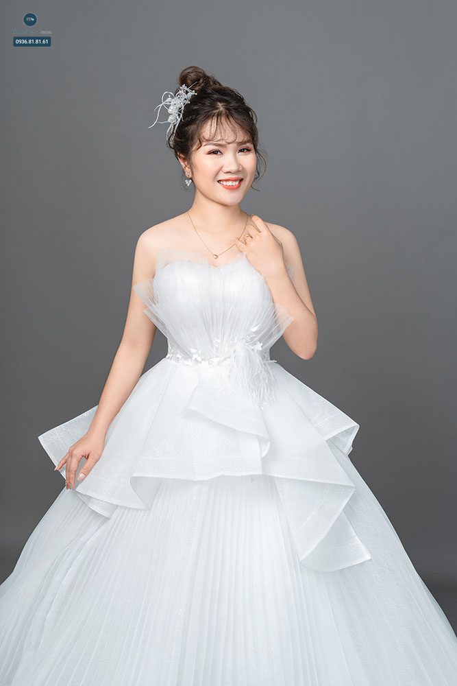 váy cưới xếp tầng dáng cúp ngực 