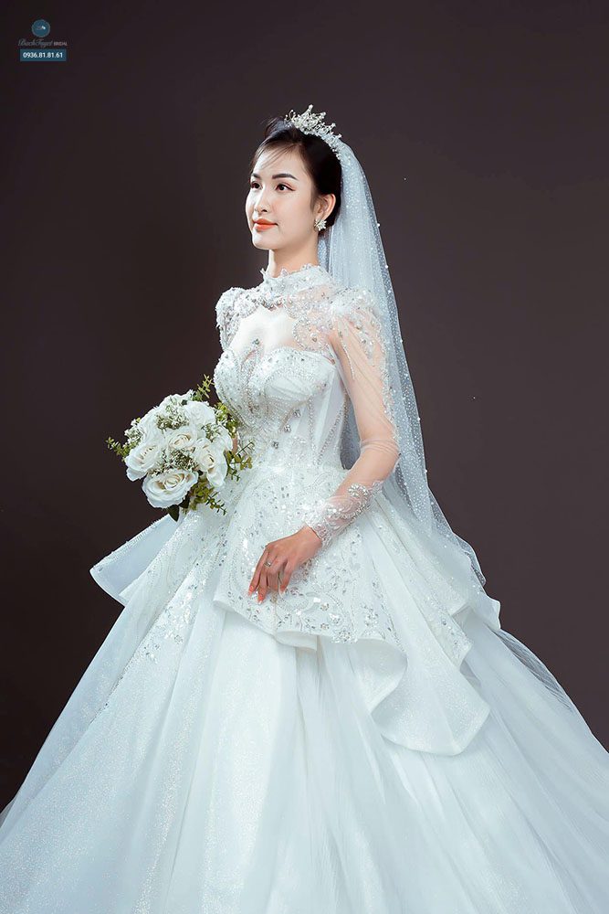 Chọn hoa cưới cầm tay phù hợp với váy cưới dáng công chúa 