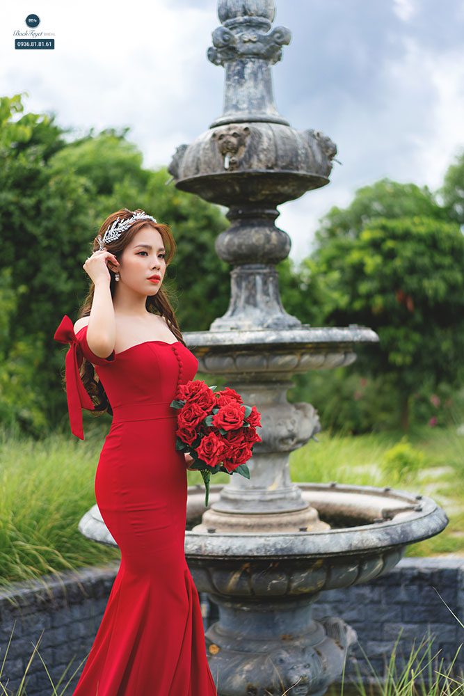 Chọn hoa cưới cầm tay phù hợp với váy cưới màu đỏ 