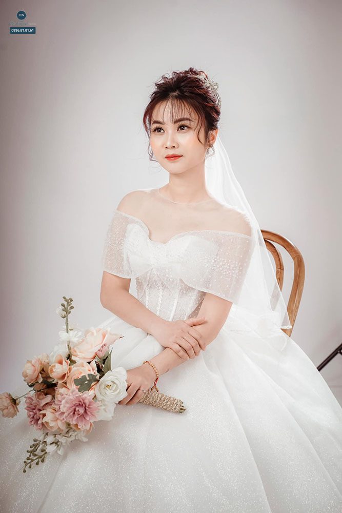 kiểu tóc mái thưa cho cô dâu mặt nhỏ