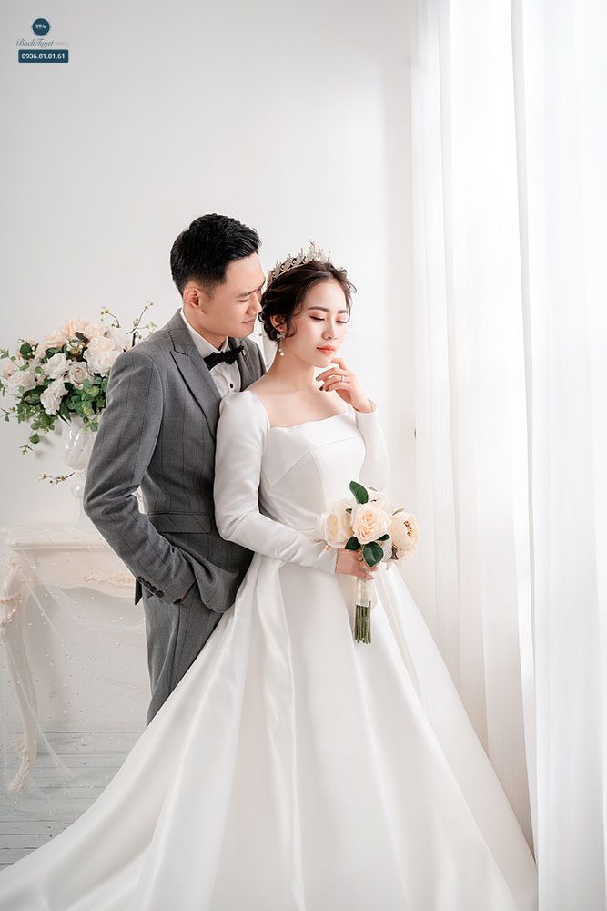 váy cưới dài tay cổ vuông 
