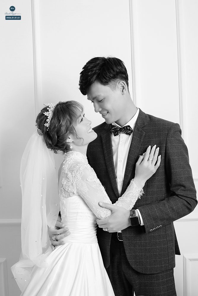 Ảnh cưới đen trắng tập trung vào yếu tố cảm xúc 