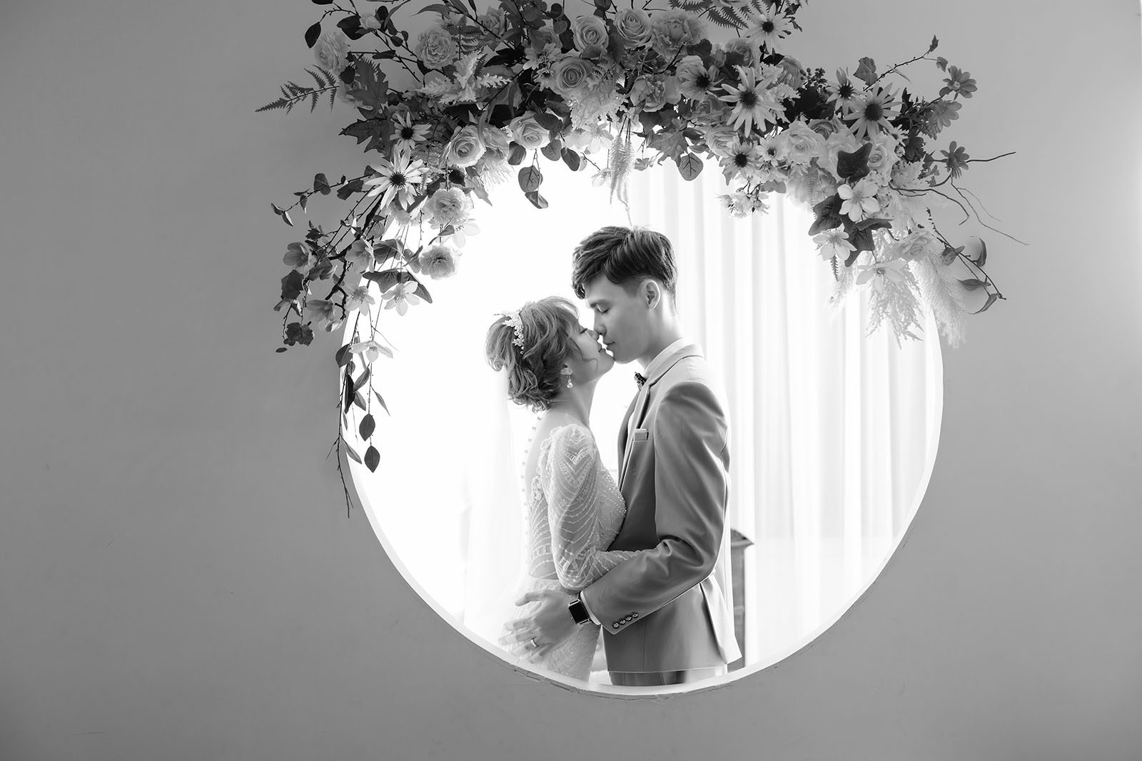 Vì sao các cặp đôi nên sở hữu bộ ảnh cưới đen trắng? Những lưu ý khi chụp ảnh