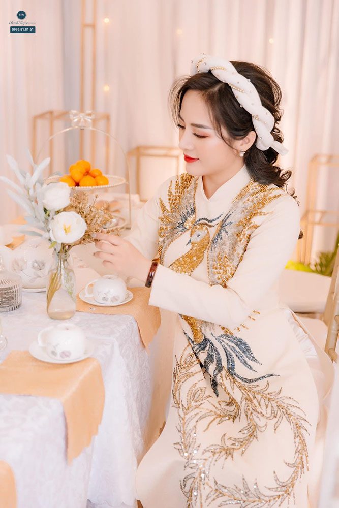 Kiểu tóc buộc thấp cho cô dâu đội mấn 