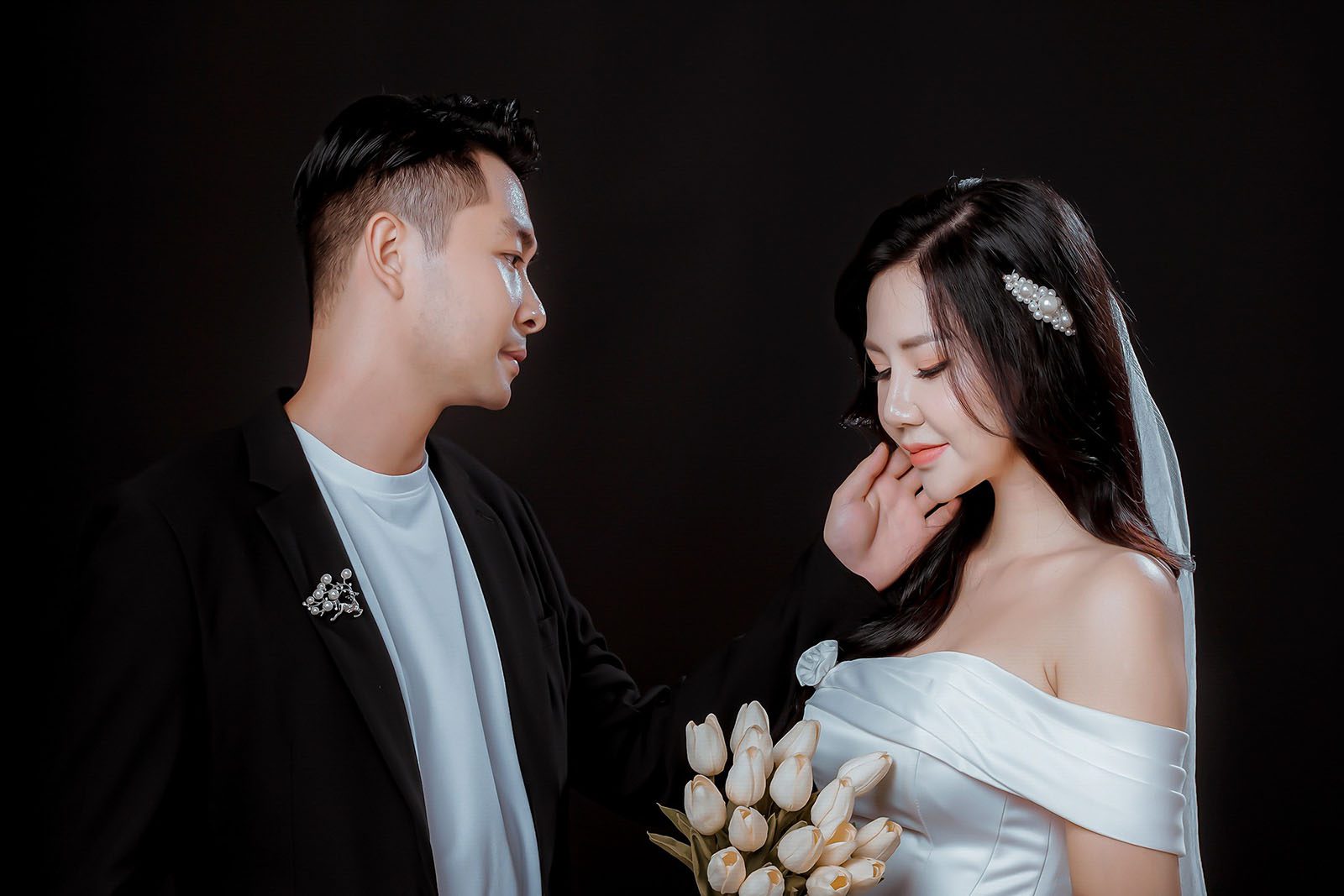 Chụp ảnh cưới nền đen độc đáo, ấn tượng cùng Bạch Tuyết Bridal