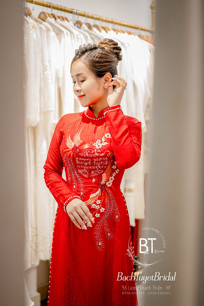 May áo dài cưới với vải gấm 