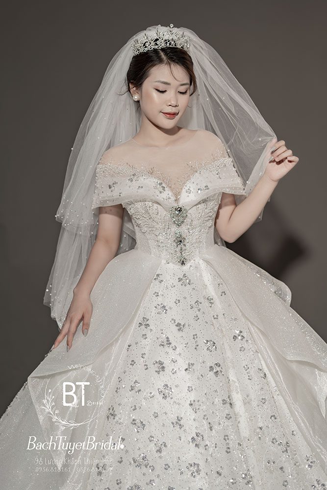 Chọn váy cưới theo kiểu tóc