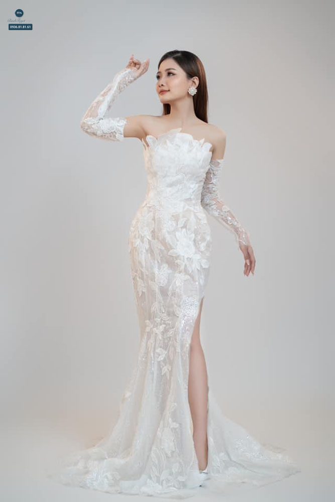 Váy cưới cúp ngực xẻ tà 