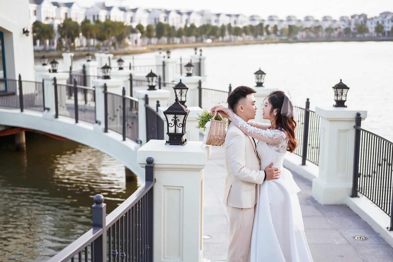 Váy cưới dài tay: Lựa chọn giúp cô dâu che khuyết điểm một cách tinh tế