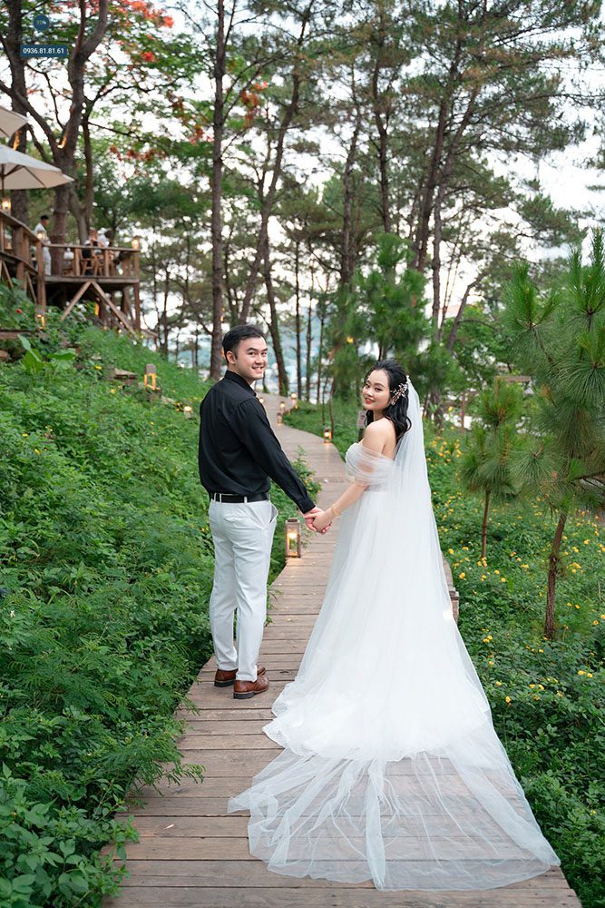 Voan cưới cô dâu dài dài chạm sàn