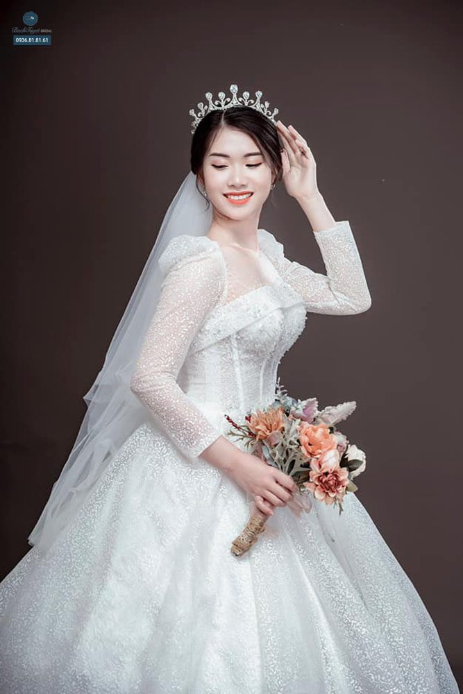 Voan cưới cô dâu dài đến bàn tay