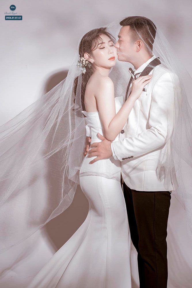 Cách treo ảnh cưới trong phòng ngủ