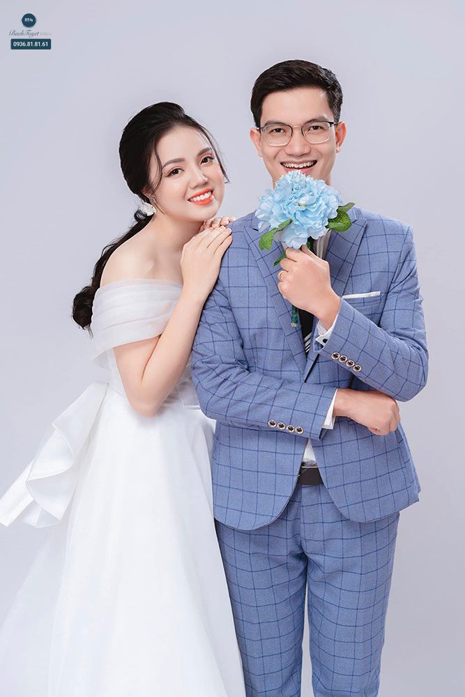 Cách treo ảnh cưới trong phòng khách 