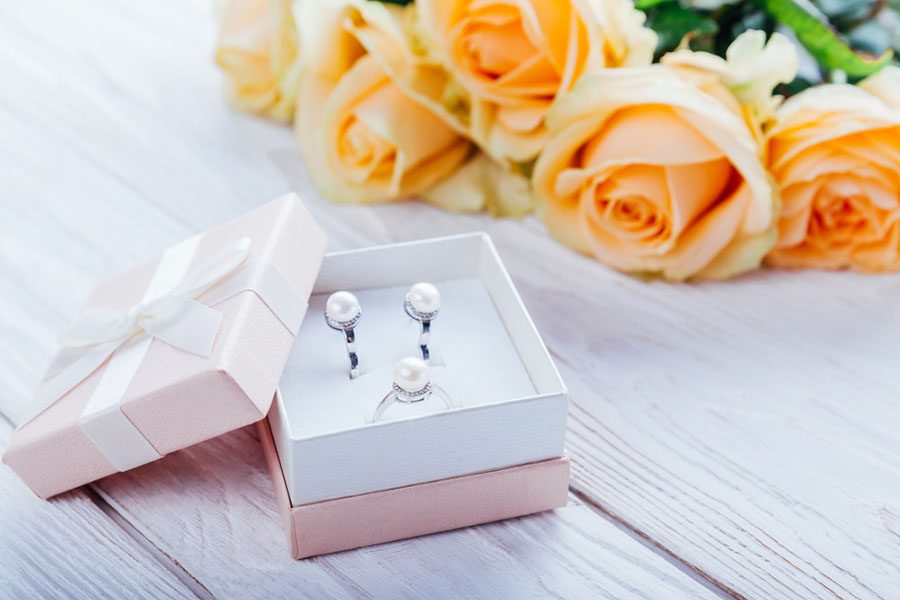 Chọn trang sức làm quà tặng đám cưới 