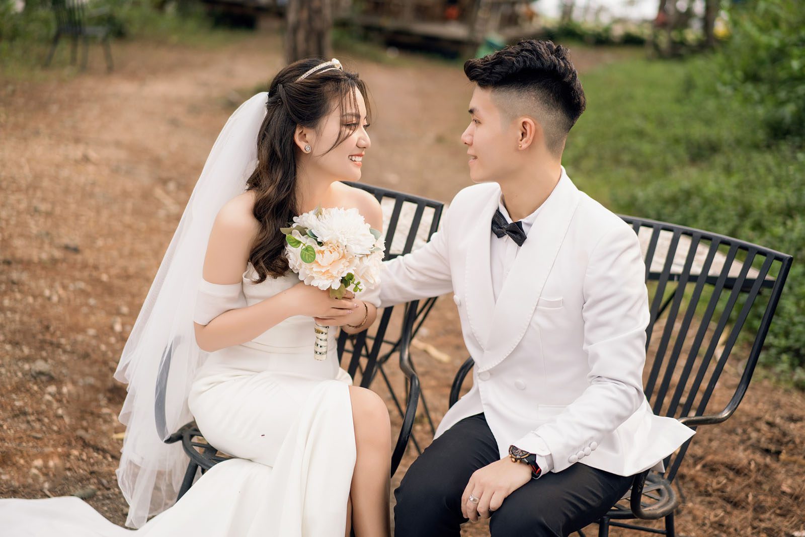 Có nên chụp ảnh cưới giá rẻ hay không? Cách tiết kiệm chi phí cho cặp đôi