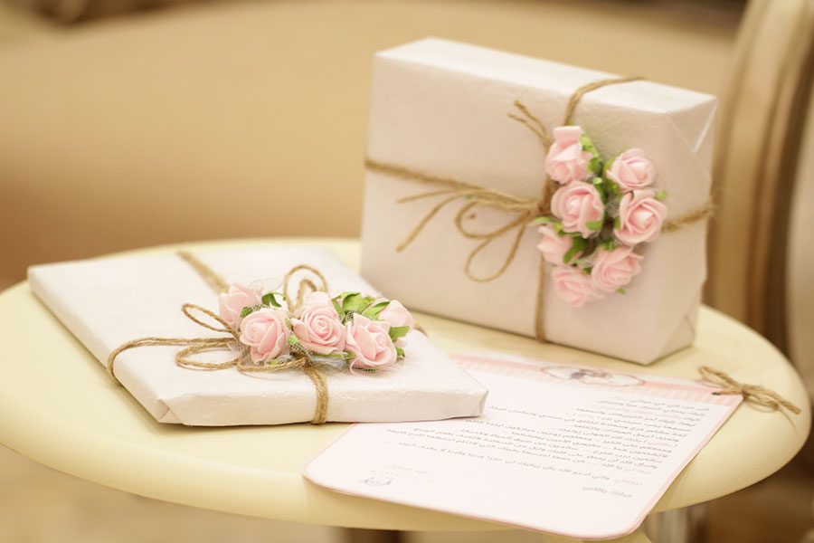 Gói quà tặng đám cưới cẩn thận, chỉn chu