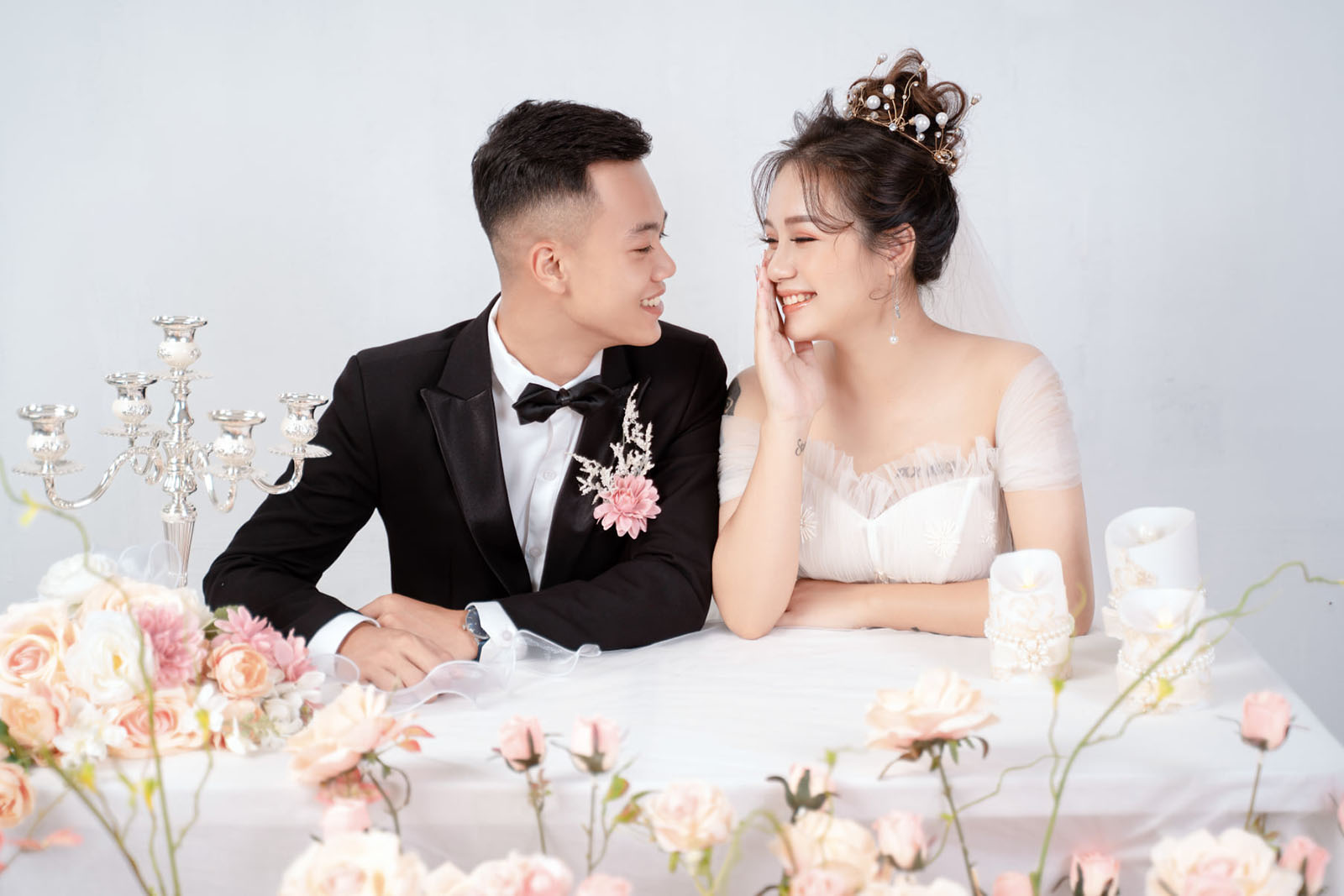 Ý nghĩa hoa cài áo chú rể và những điều bạn nên biết