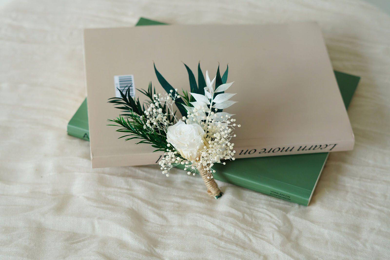 Cách lựa chọn hoa cài áo chú rể đẹp và đúng chuẩn bạn nên biết