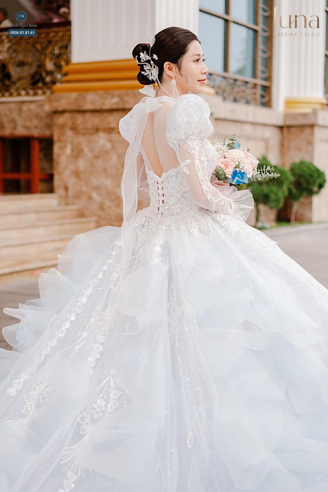 Váy cưới tay dài hở lưng quyến rũ 