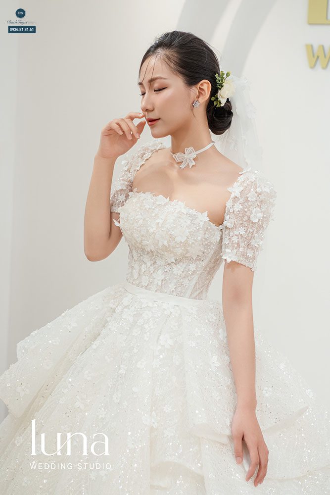 Váy cưới thêu hoa tinh xảo 