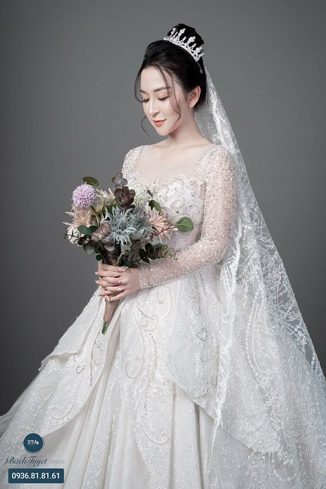 Voan cưới cô dâu phối ren