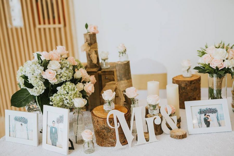Chọn phụ kiện phù hợp trang trí bàn gallery đám cưới