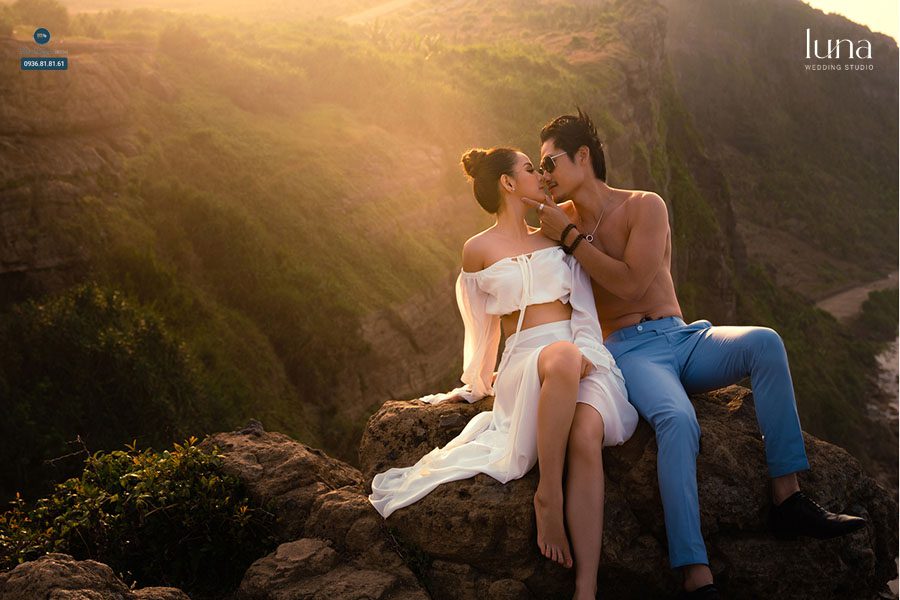 Tạo dáng chụp ảnh cưới bãi biển trên mỏm đá 